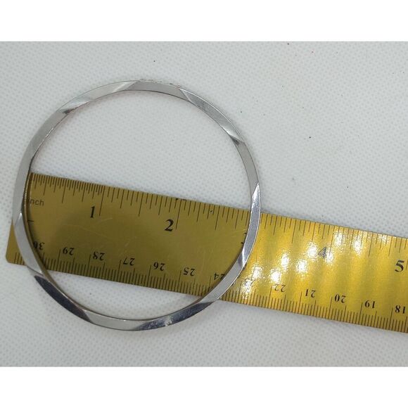 Set of six metal bangle bracelets, vintage to modern - Picture 5 of 5